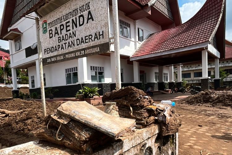 Pasca-Banjir Bandang, 3 Dinas di Pemkab Solok Terpaksa Buka Pelayanan di Tenda Darurat