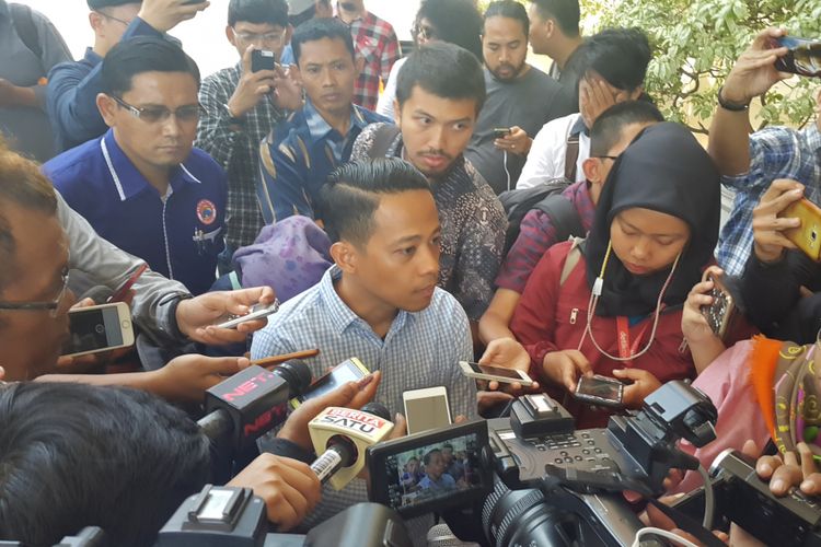 Komika Muhadkly MT atau Acho di Kantor Kejaksaan Negeri Jakarta Pusat, Kemayoran, Senin (7/8/2017).