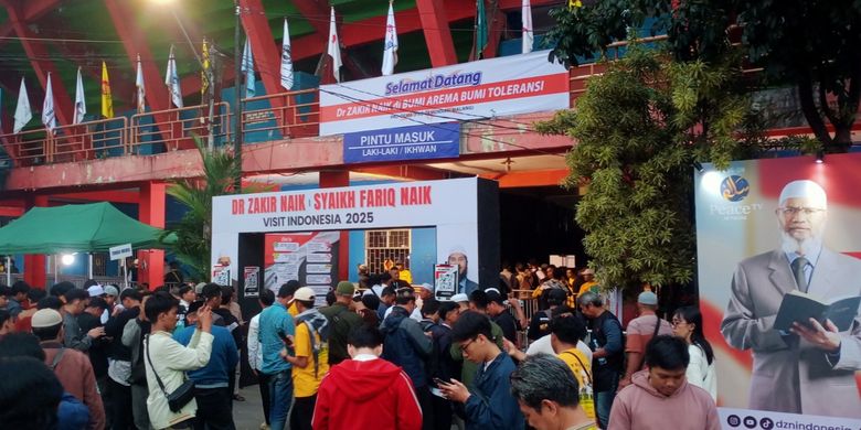 Kondisi pintu gate lokasi ceramah pendakwah muslim asal India, Dr. Zakir Naik di Stadion Gajayana, Kota Malang, Jawa Timur pada Kamis (10/7/2025), sore.