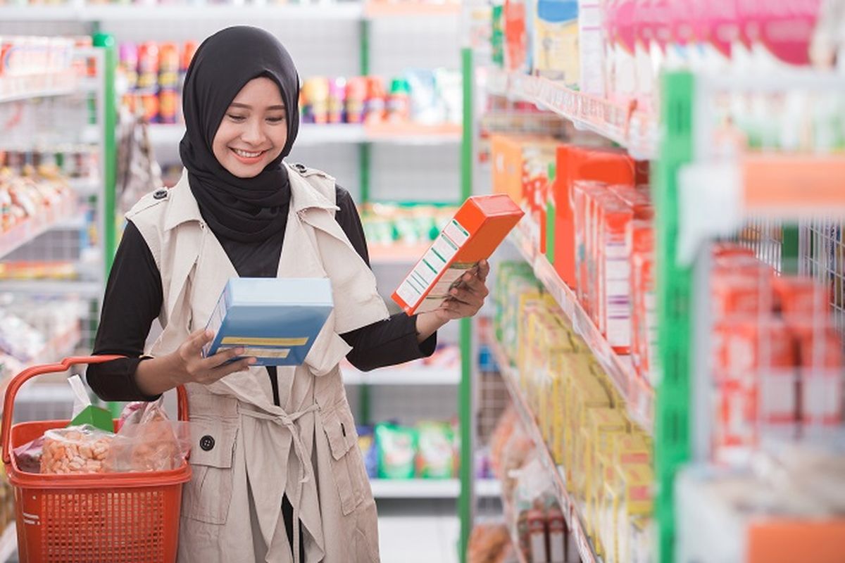 Ilustrasi - Seorang wanita membeli produk halal di supermarket.