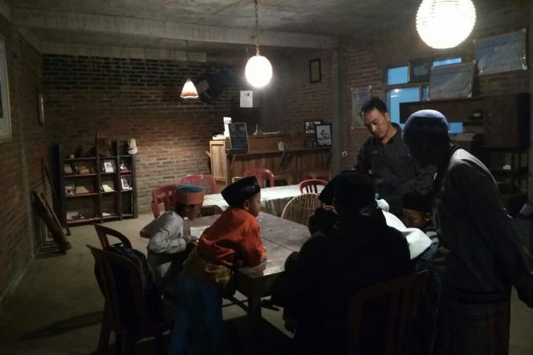 Anak-anak saat belajar dan membaca buku di kafe kopi literasi milik kelompok Agro Ayuning Tani Dukuh Pasah, Desa Senden, Kecamatan Selo, Kabupaten Boyolali, Jawa Tengah. 