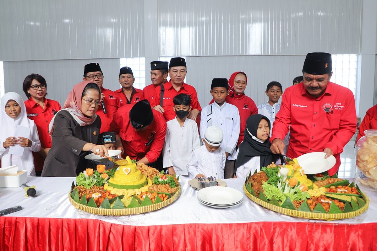 Partai Demokrasi Indonesia Perjuangan (PDI-P) Jawa Timur (Jatim) menggelar syukuran dengan mengundang puluhan anak yatim piatu dalam rangka memperingati Hari Lahir (Harlah) Pancasila 1 Juni di Aula Megawati Soekarnoputri Kantor Dewan Pimpinan Daerah (DPD) Jatim, Jalan Kendangsari Industri Nomor 57, Surabaya, Kamis (1/6/2023).
