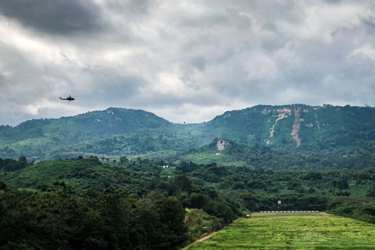 Sebanyak 8 helikopter perang mengudara di atas langit perbukitan Gunung Sanghyang, Kecamatan Cipatat, Kabupaten Bandung Barat (KBB), Jawa Barat, Selasa (4/3/2024).