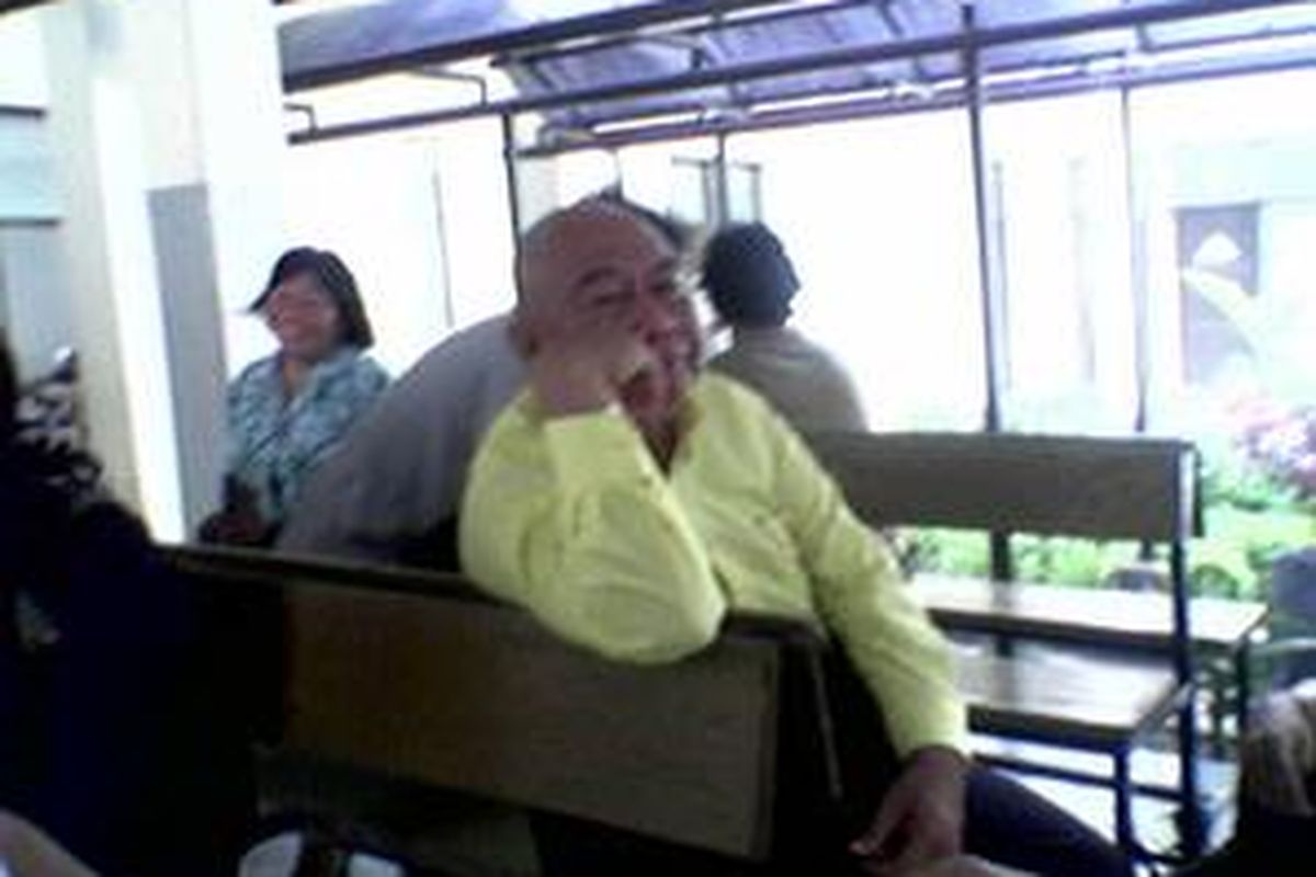 Ayah Novel Andrias, Agus Hanafiah menunggui sidang putranya dengan agenda vonis di Pengadilan Negeri Depok, Senin (1/12).