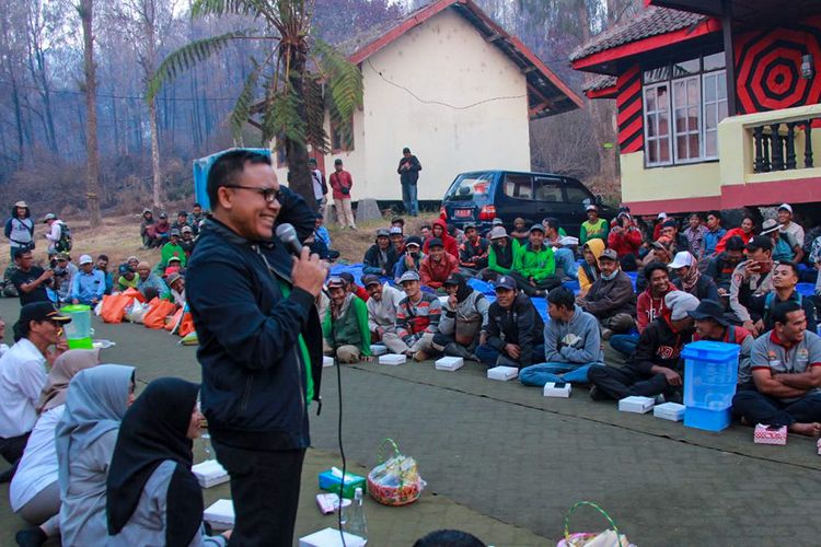 Bupati Banyuwangi, Abdullah Azwar Anas saat Berdialog dengan Warga Sekitar Ijen.