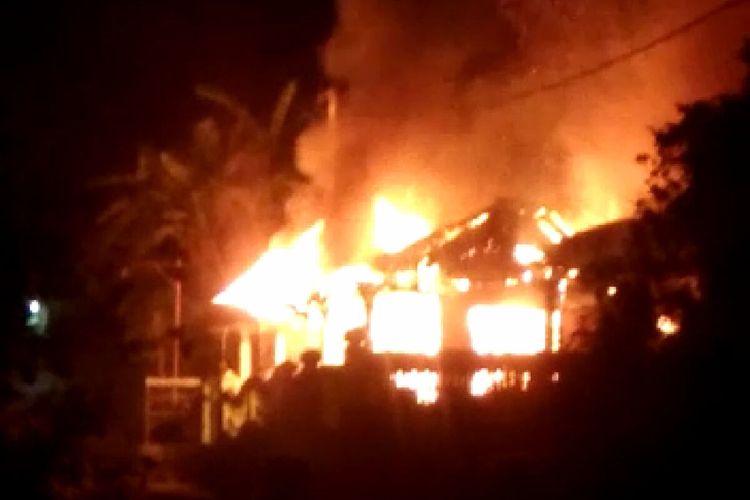 Tangkapan layar video rumah Mukani di Desa Ngadri, Kecamatan Binangun, Kabupaten Blitar yang dibakar penderita gangguan jiwa Pranoto, Selasa (30/11/2021) malam