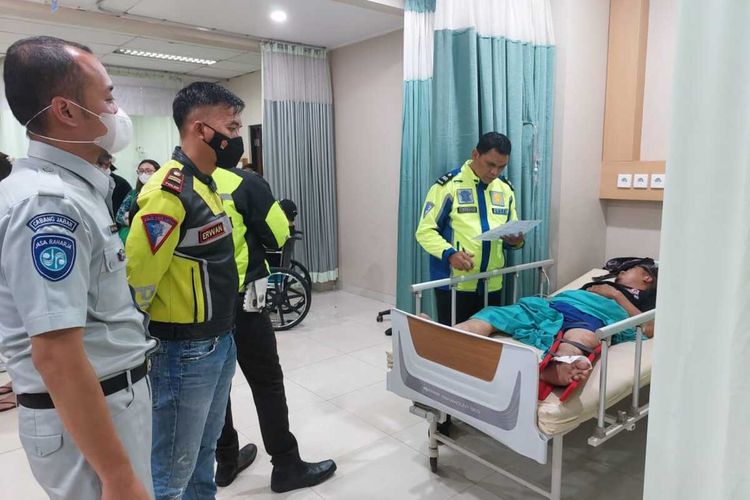 Jasa Raharja menjamin biaya perawatan semua korban kecelakaan beruntun di kilometer 92 jalan tol Cipularang, Sukatani, Purwakarta, Jawa Barat pada Minggu (26/6/2022).