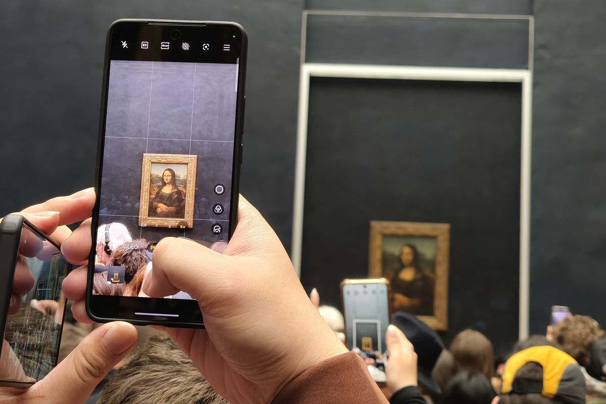 Memotret lukisan Mona Lisa di museum Louvre di Paris, Perancis menggunakan HP Realme GT 7.