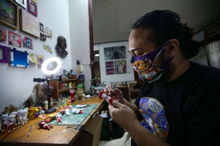 Mirfak Prabowo menyelesaikan pembuatan art toys di workshopnya di Karang Tengah, Tangerang, Senin (28/9/2020). Mainan berbahan resin yang dibuat Mirfak Prabowo dijual mulai harga Rp. 200.000 hingga Rp. 2.000.000 dan telah dijual hingga Singapura.