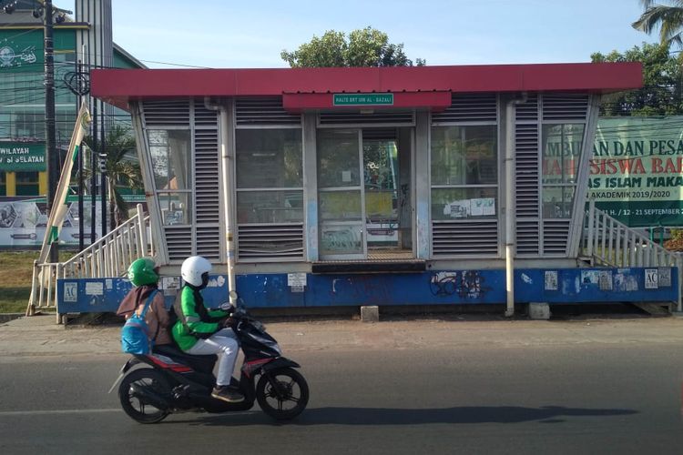 Halte BRT di Jl Perintis Kemerdekaan Makassar.