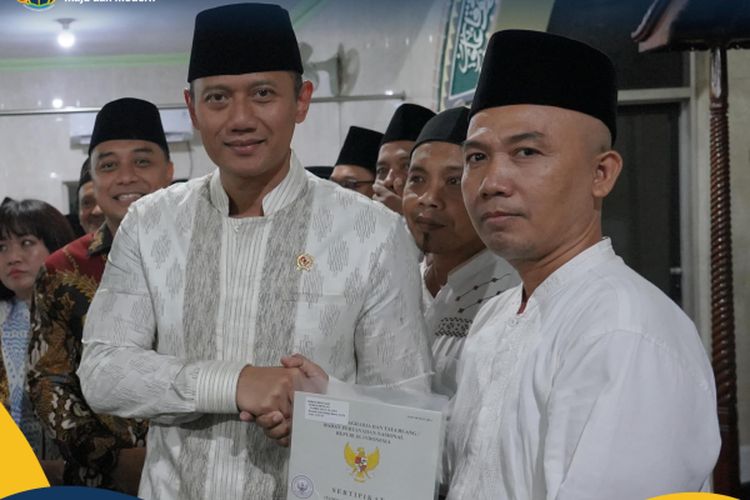  Sebanyak 10 nazir menerima sertipikat tanah wakafnya secara langsung dari Menteri Agraria dan Tata Ruang/Kepala Badan Pertanahan Nasional (ATR/BPN), Agus Harimurti Yudhoyono (AHY) di Masjid Nashrulloh, Kecamatan Sukolilo, Kota Surabaya, Provinsi Jawa Timur pada Jumat (15/03/2024).