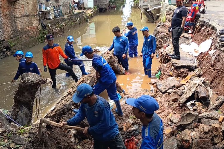 Berisiko Picu Longsor, LMK Minta Bangli di Bantaran Kali Baru Batu Ampar Ditertibkan