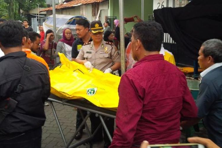 Jenazah Subiyanto dievakuasi ke rumah sakit setelah dipastikan meninggal di klinik.