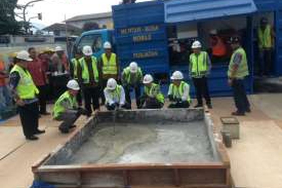 Prosesi pencanangan perdana proyek jalan layang di Antapani, Bandung, Jumat (10/6/2016). Kegiatan ini dihadiri Menteri Pekerjaan Umum dan Perumahan Rakyat (PUPR), Pelaksana Harian Gubernur Jawa Barat Deddy Mizwar, dan Wali Kota Bandung Ridwan Kamil. 