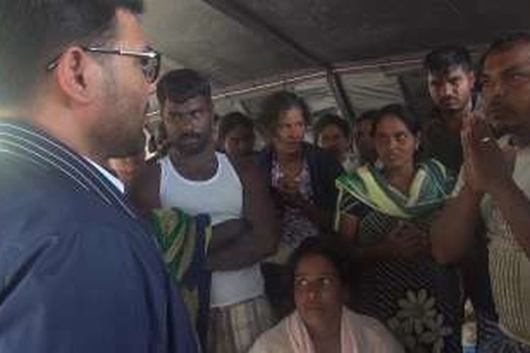 Imigran asal Sri Lanka berdialog dengan anggota Komisi III DPR RI, Nasiri Djamil, para imigran ini memohon diberikan kapal baru untuk melanjutkan perjalanan menuju Christmast Island, Sabtu (18/6/2016)*****