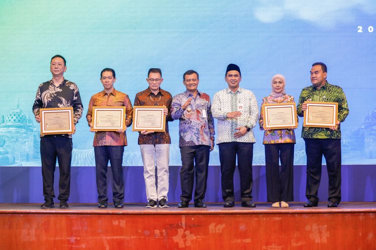Gubernur Jawa Tengah Ahmad Luthfi dan Wakilnya Taj Yasin berfoto bersama para penerima penghargaan dalam acara Central Java Investment Business Forum (CJIBF) 2025 yang digelar di Hotel Bidakara Jakarta, Selasa (29/7/2025).