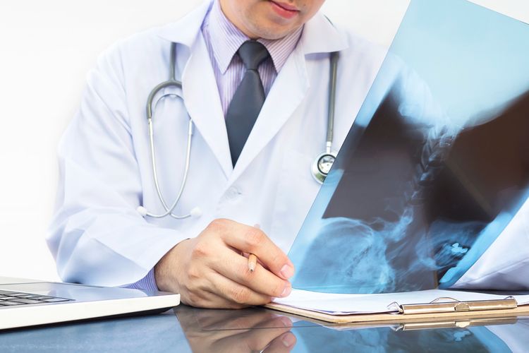 Aktor Korea Selatan, Lee Dong-gun dikabarkan mengidap ankylosing spondylitis, penyakit langka yang diderita satu persen populasi di Korea. Apa itu?