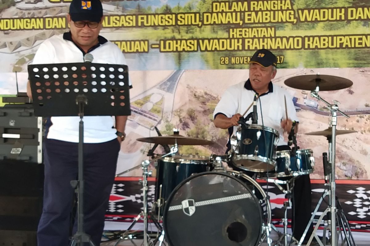 Menteri Pekerjaan Umum dan Perumahan Rakyat (PUPR) Basuki Hadimuljono sedang bermain drum dan Ketua Komisi V DPR RI Fary Djemi Francis sedang bernyanyi di sekitar Bendungan Raknamo, Desa Raknamo, Kecamatan Amabi Oefeto, Kabupaten Kupang, Nusa Tenggara Timur (NTT), Selasa (28/11/2017)