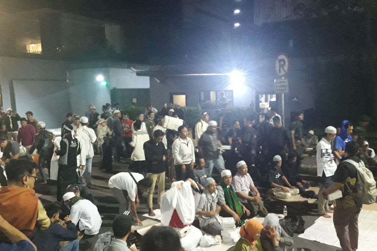 Tampak massa demo Bawaslu shalat maghrih di Jalan Sunda, Jakarta Pusat, Rabu (22/5/2019).