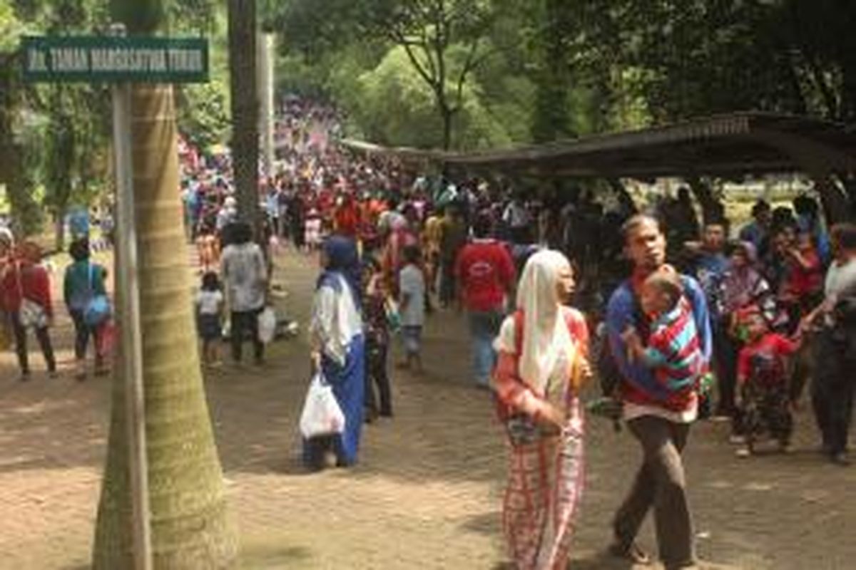 Pengunjung padati Taman Margasatwa Ragunan, Jakarta. Kepadatan pengunjung ini memungkinkan orang tua kehilangan anaknya.