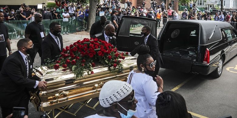 Peti mati George Floyd dibawa ke sebuah mobil jenazah setelah upacara peringatan untuk Floyd di North Central University, Kamis, 4 Juni 2020, di Minneapolis. 