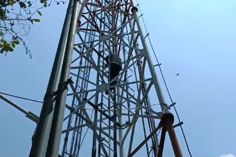 ODGJ naik ke tower di Jalan Peres, Kuningan, Semarang Utara, Jawa Tengah 