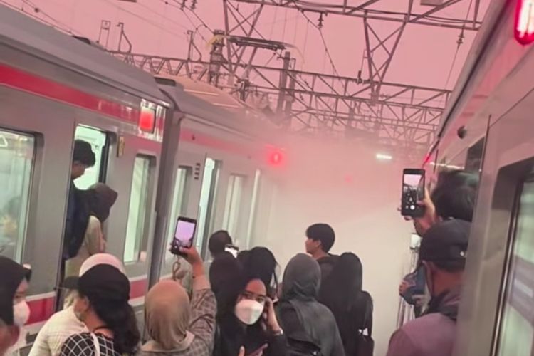Ada Ledakan Disertai Asap di Gerbong KRL di Stasiun Jakarta Kota