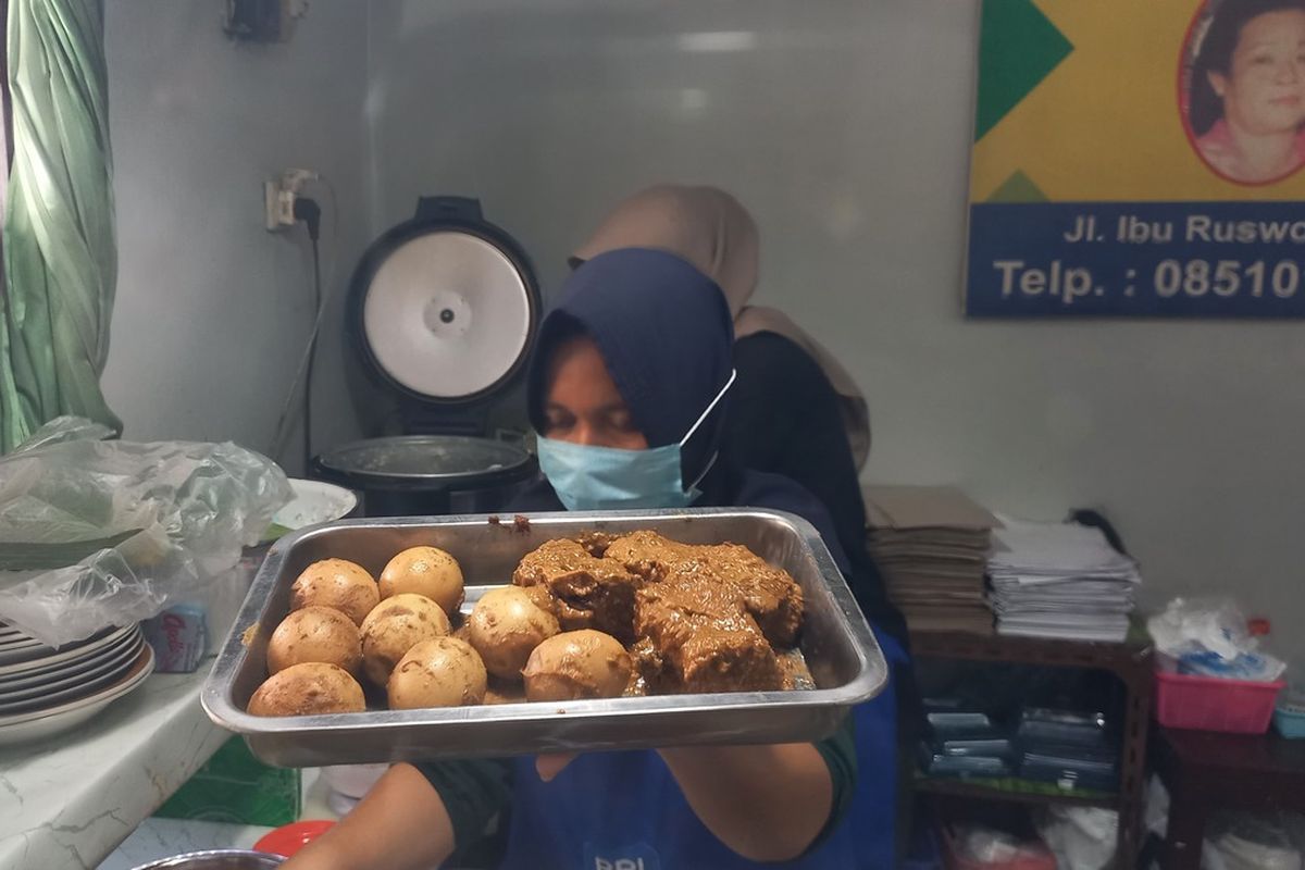 Warung Bu Spoed di Kota Yogyakarta yang sudah berdiri sejak 1920, dengan menu andalan Terik Daging dan Lombok Kethok, Selasa (28/1/2025)
