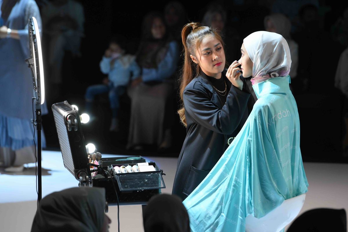 Wardah memperkenalkan 5 makeup look di Indonesia Fashion Week 2023