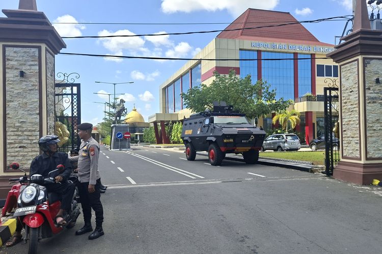 Pemandangan Beda, Kendaraan Rantis Brimob Siaga di Gerbang Utama Mapolda Bengkulu