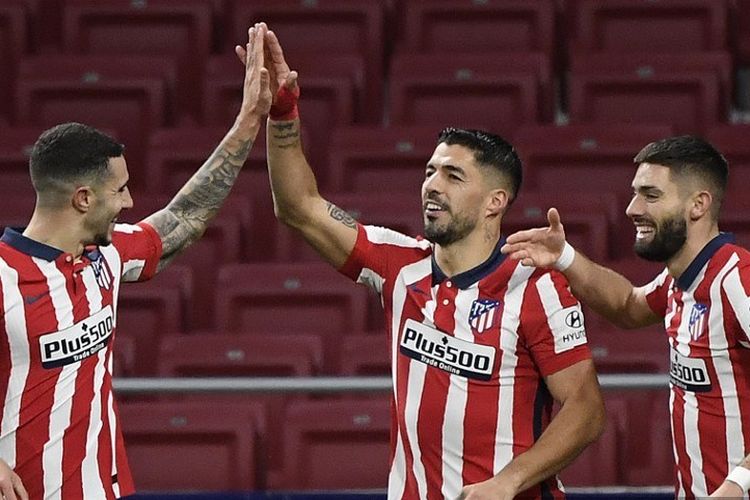 (FILES) Dalam foto file ini diambil pada 30 Desember 2020, penyerang Uruguay Atletico Madrid Luis Suarez (tengah) merayakannya dengan bek Atletico Madrid Spanyol Mario Hermoso (kiri) dan gelandang Atletico Madrid Belgia Yannick Ferreira-Carrasco (kanan) setelah mencetak gol selama pertandingan sepak bola Liga Spanyol antara Atletico Madrid dan Getafe di stadion Wanda Metropolitano di Madrid. - Bek Atletico Madrid Spanyol Mario Hermoso dan gelandang Atletico Madrid Belgia Yannick Ferreira-Carrasco dinyatakan positif Covid-19, klub mengumumkan pada 30 Januari 2021.