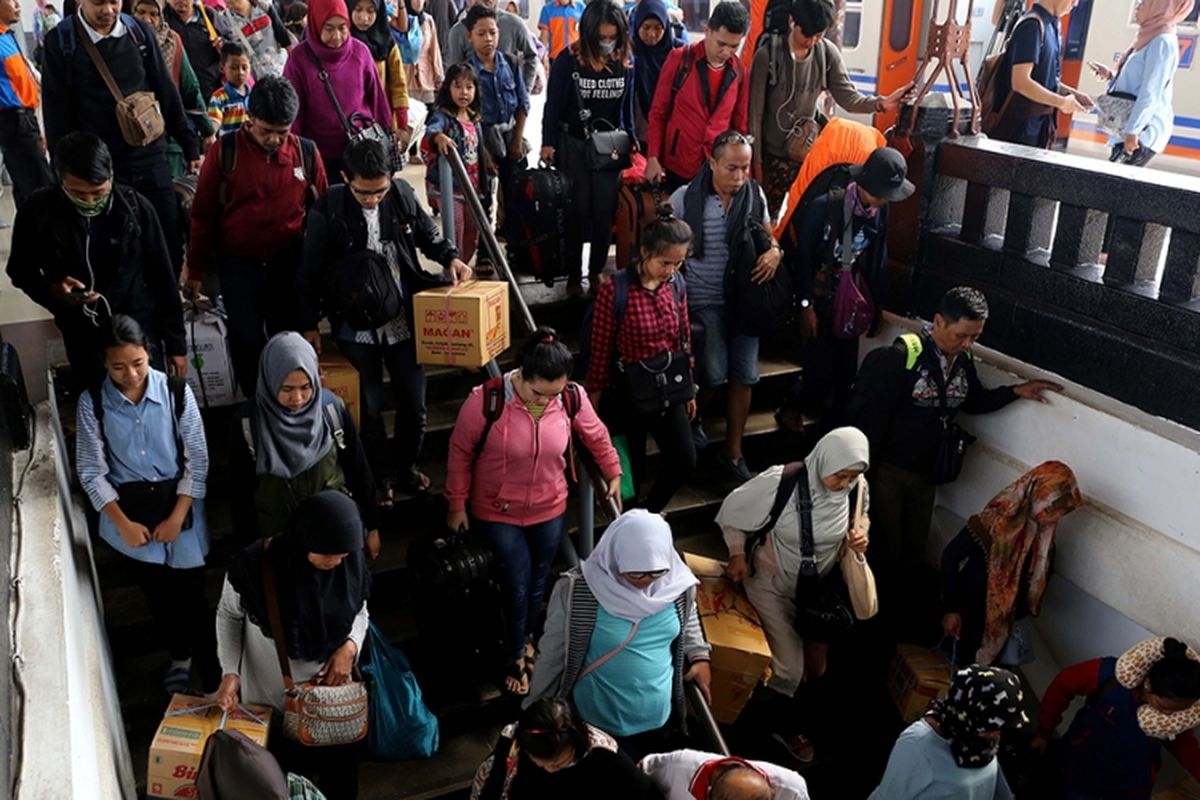 Pemudik dengan menggunakan KA Kertajaya dan Matarmaja dari Jawa Timur tiba di Stasiun Pasar Senen, Jakarta, Jumat (30/6/2017). Seiring dengan akan berakhirnya libur Lebaran, warga mulai kembali berdatangan dari kampung halaman dan puncak arus balik diperkirakan terjadi pada 1 Juli 2017.