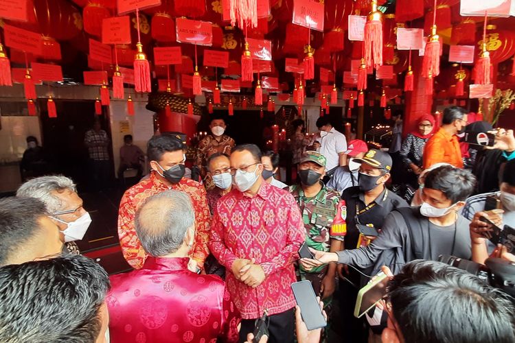 Gubernur DKI Jakarta Anies Baswedan (baju batik merah masker abu) mengunjungi Kelenteng Hian Thian Siang Tee Bio di Jalan Palmerah Selatan RT 004 RW 002 Kelurahan Gelora, Kecamatan Tanah Abang, Jakarta Pusat, Selasa (1/2/2022).