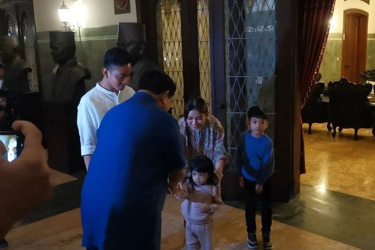 Menteri Pertahanan (Menhan) Prabowo Subianto tiba di Loji Gandrung, untuk makan malam bersama Wali Kota Solo Gibran Rakabuming Raka, Selasa (24/1/2022)