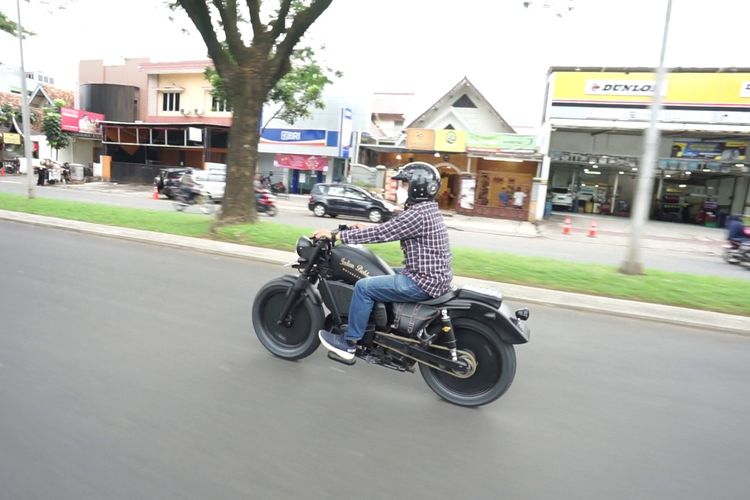 Kami mencoba motor custom Bobber bikinan Gims Garage ini di jalan raya untuk merasakan bagaimana impresinya.