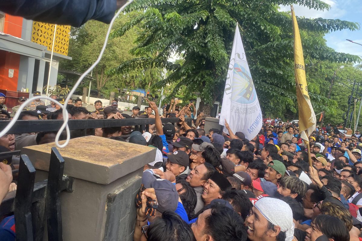 Desak UMSK Segera Diputuskan, Ratusan Buruh Berupaya Jebol Pagar Disnaker Kota Bekasi