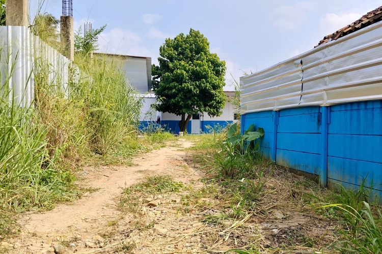 Kini Ditumbuhi Rumput Liar, Dapur MBG di Sukabumi Lampung Tak Pernah Beroperasi Sejak Rampung Dibangun