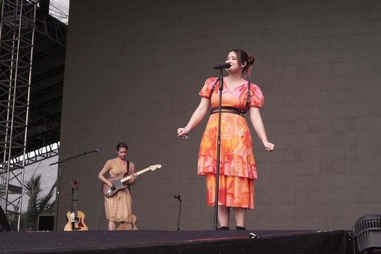 Stephanie Poetri tampil sebagai penyanyi pembuka hari pertama Festival musik Head In The Clouds (HITC) Jakarta 2022 pada Sabtu (3/12/2022) di Community Park PIK 2, Jakarta Utara.