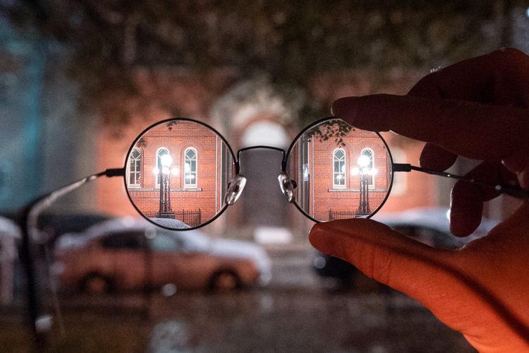 Lensa kacamata yang terbuat dari plastik lebih mudah tergores dan retak.