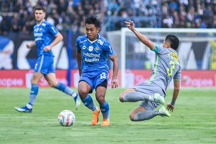 Febri Hariyadi winger Persib Bandung yang mulai mendapatkan lagi kepercayaan sebagai starter di laga-laga pekan terakhir Regular Series Liga 1 2023-2024, salah satunya saat duel Persib vs Persebaya. 