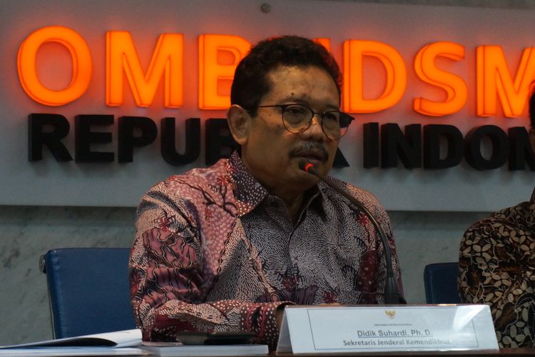 Sekretaris Jenderal Kementerian Pendidikan dan Kebudayaan Didik Suhardi dalam konferensi pers di Kantor Ombudsman, Rabu (6/11/2019). 