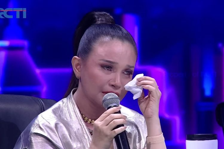 Rossa menangis saat duet dengan Syarla menyanyikan lagu “Hijrah Cinta” di Indonesian Idol 2023. 