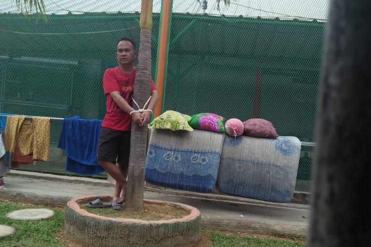 Apriyansyah, tahanan Rutan Bandar Lampung diikat di pohon yang berada di dalam rutan oleh sipir berinisial J. Diduga, sipir itu kesal lantaran kerabatnya terkena penipuan oleh Apriyansyah. 