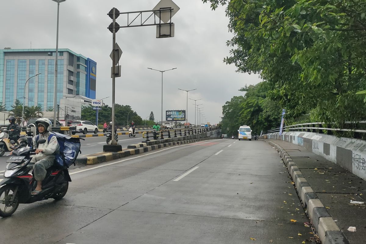 Lokasi terjadinya tawuran yang menyebabkan tangan salah satu pelaku putus di bawah flyover Pasar Rebo, Ciracas, Jakarta Timur, Senin (29/1/2024).