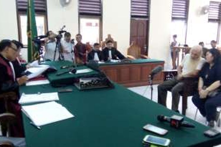 Terdakwa Robert Andrew Fiddes Ellis(kaos putih), saat sidang putusan di PN Denpasar, Selasa(25/10/2016)