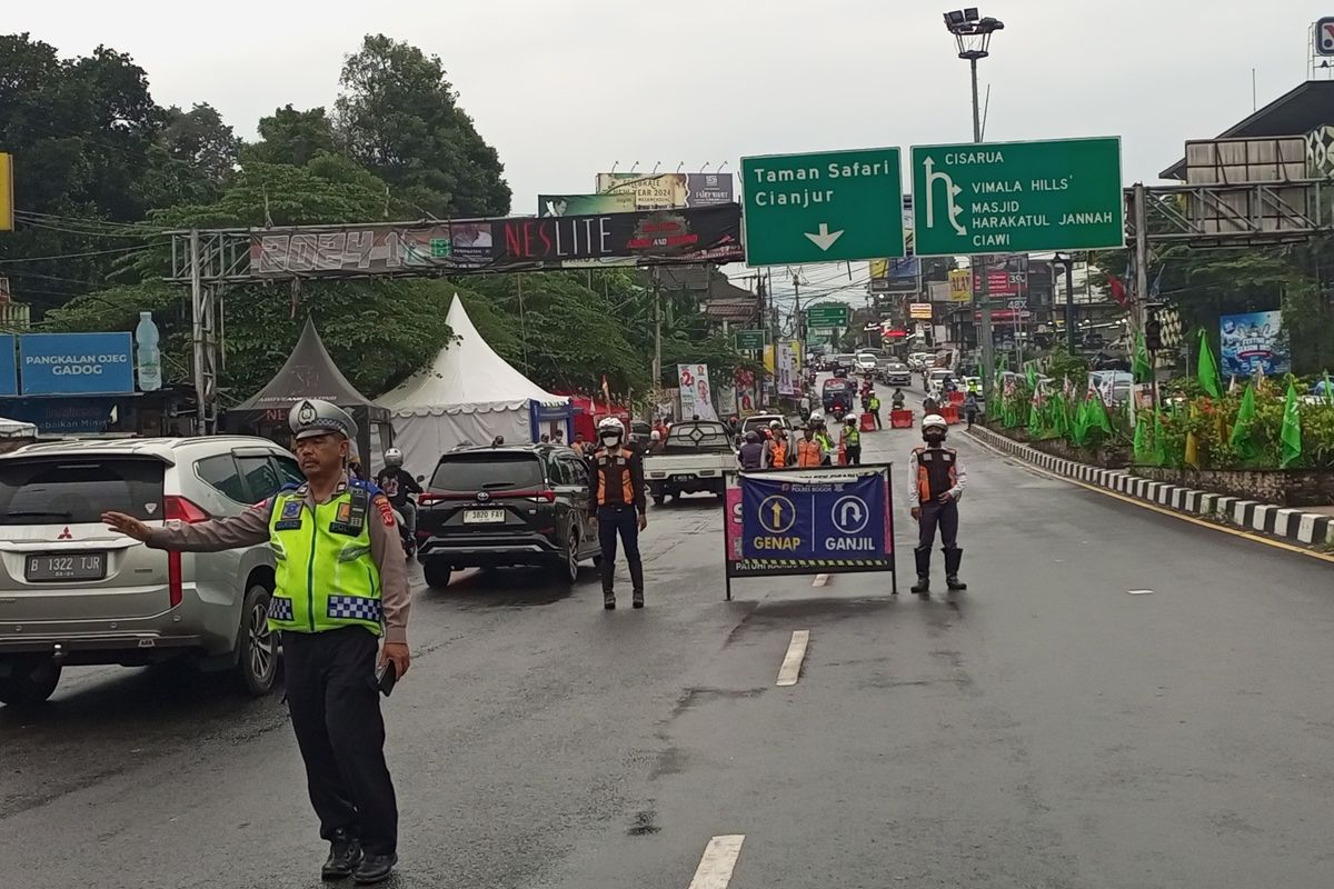 Petugas gabungan Lantas Polres Bogor dan Dishub memutar balik sejumlah kendaraan pelanggar aturan ganjil genap (gage) yang melintasi jalur wisata Puncak Bogor, Jawa Barat, Sabtu (30/12/2023) petang.