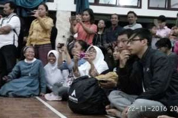 Seorang suster yang berkalung salib dan seorang   perempuan berjilbab menyaksikan Gema Keragaman Nusantara Masyarakat Kabupaten Semarang,  yang digelar di Gedung Serbaguna Gotong Royong, Ambarawa, Selasa (22/11/2016) malam.