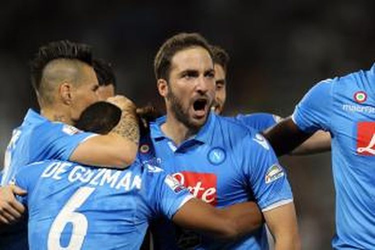 Penyerang Napoli, Gonzalo Higuain, merayakan golnya ke gawang Juventus, pada Piala Super Italia, Senin atau Selasa (23/12/2014) dini hari WIB. Napoli akhirnya menjadi juara melalui drama adu penalti. 