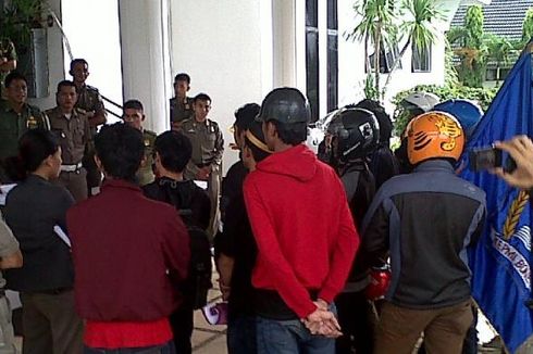 Tuntut Perbaikan Jalan, Mahasiswa Demo ke Kantor Bupati Bone
