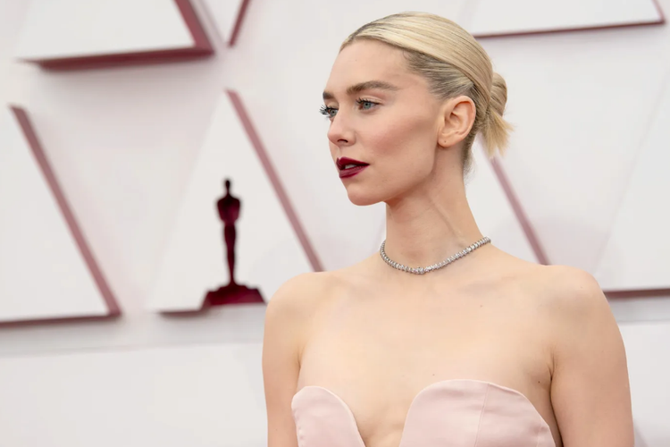 Aktris Vanessa Kirby mengenakan lipstik bold berwarna merah gelap di Oscar 2021